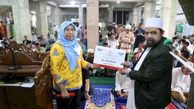 Dana Hibah Pemkot Makassar Dukung Pembangunan Masjid: Diskominfo Serahkan 100 Juta Rupiah