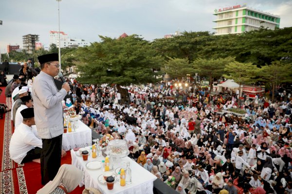 Danny Pomanto Buka Puasa Bersama Ribuan Anak Yatim dan Kaum Duafa