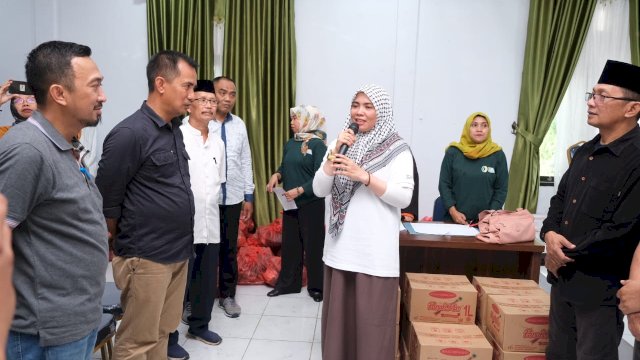 Wabup Suhartina Bohari&nbsp; Salurkan Bantuan Pangan Bagi Masyarakat Berpenghasilan Rendah dan Keluarga Risiko Stunting