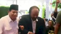 Tiba di Markas NasDem, Surya Paloh Sambut Prabowo dengan Pelukan hingga Gandengan Tangan