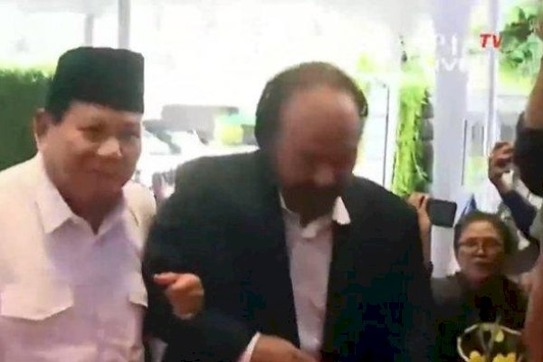 Tiba di Markas NasDem, Surya Paloh Sambut Prabowo dengan Pelukan hingga Gandengan Tangan