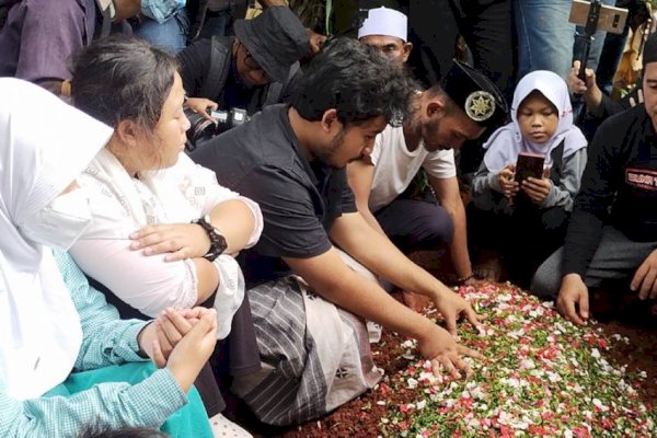 Isak Tangis Iringi Pemakaman Donny Kesuma