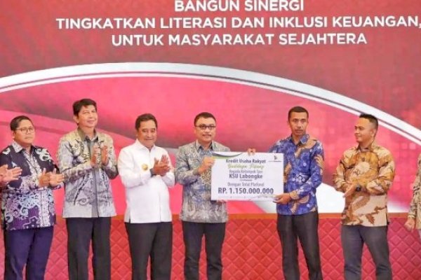 Dukung Program Prioritas, Bank Sulselbar Serahkan KUR Budidaya Pisang ke Kelompok Tani