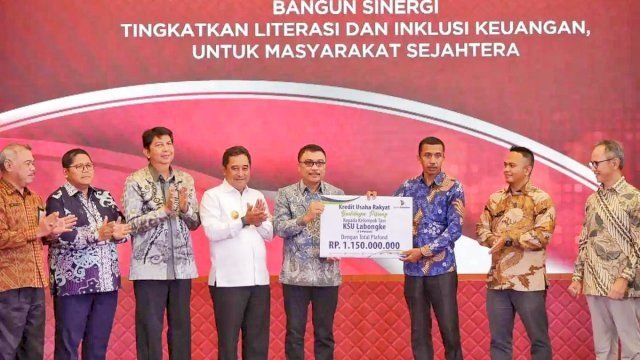 Dukung Program Prioritas, Bank Sulselbar Serahkan KUR Budidaya Pisang ke Kelompok Tani