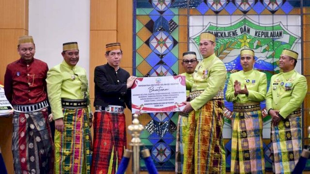 Pj Gubernur Sulsel Serahkan Bantuan dan Resmikan Proyek Pembangunan di HUT ke-64 Pangkajene Kepulauan