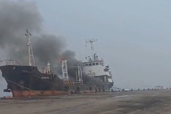 Kapal Pengangkut BBM Terbakar di Jakut