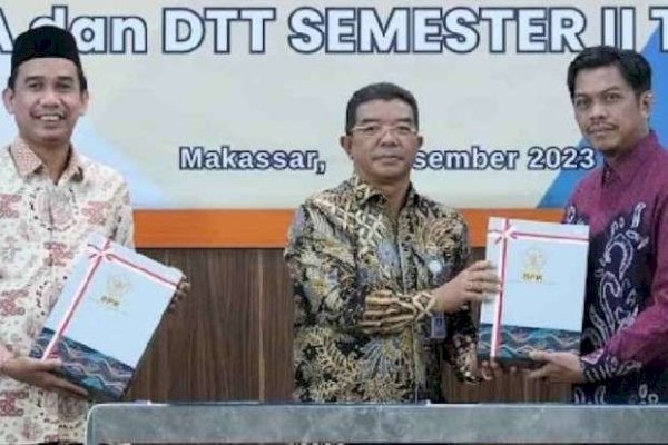 Ketua DPRD Bersama Pj Sekda Kota Makassar Terima LHPK Semester II Tahun 2023 dari BPK