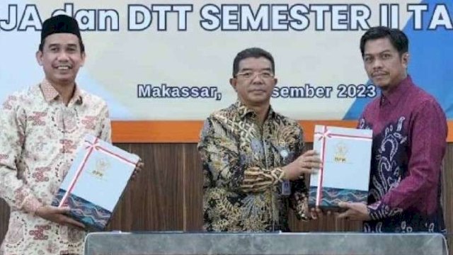 Ketua DPRD Bersama Pj Sekda Kota Makassar Terima LHPK Semester II Tahun 2023 dari BPK