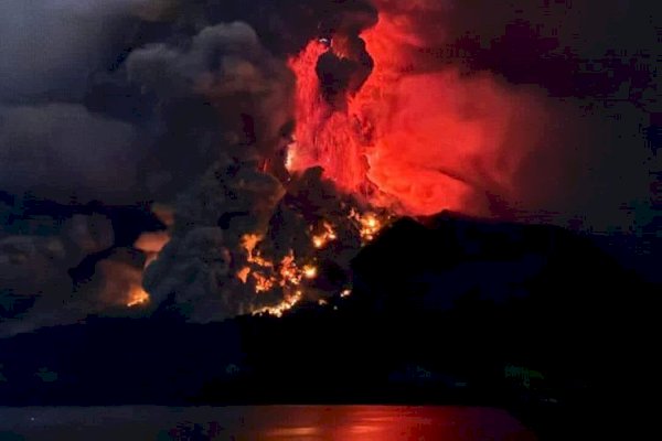 Gunung Ruang Kembali Erupsi: Muntahkan Abu 5 Km, Awan Panas ke Segala Arah-Bandara Sam Ratulangi Ditutup Sementara