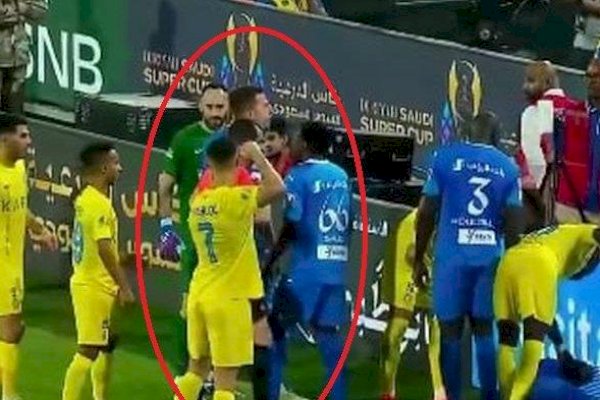 Sikut Lawan dan Diganjar Kartu Merah, Ronaldo Mau Tonjok Wasit