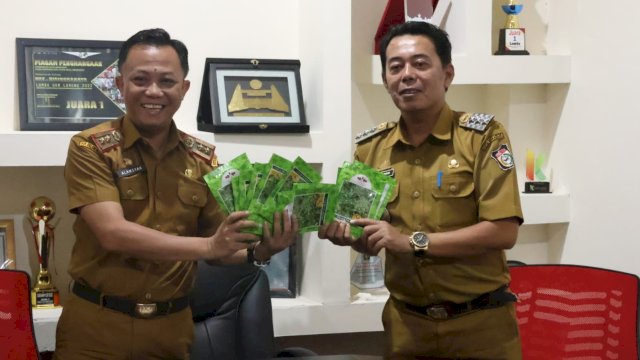 Kepala DKP Makassar, Alamsyah Sahabuddin Menyerahkan Benih Cabai di Kecamatan.