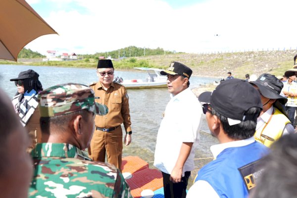 Tebar 250 Ribu Benih, Pj Gubernur Sulsel Target Wajo Jadi Pusat Ikan Air Tawar