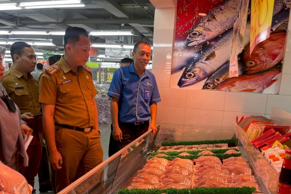 Jelang Idul Fitri 1445 H, DKP Makassar Pantau Ketersediaan Bahan Pangan di Pasar Terong dan Hypermart