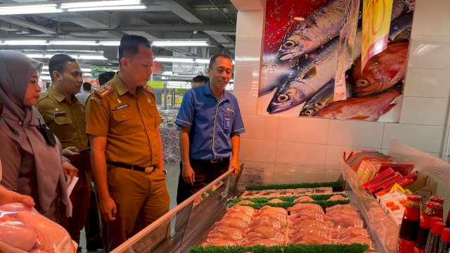Kepala DKP Makassar, Alamsyah Sahabuddin Pantau Langsung Harga dan Ketersediaan Bahan Pokok di Pasar dan Supermarket 