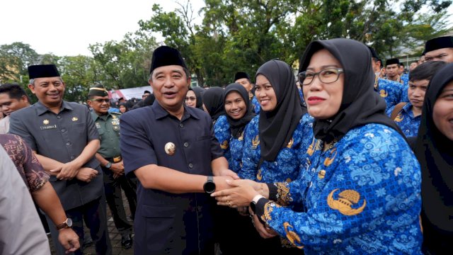 Pj Gubernur Sulsel Bahtuar Baharuddin (kiri) Berjabat tangan dengan salah seorang PPPK.