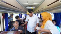 Penjabat Gubernur Sulsel Lepas 500 Peserta Mudik Gratis, Beri Bantuan Paket Sembako