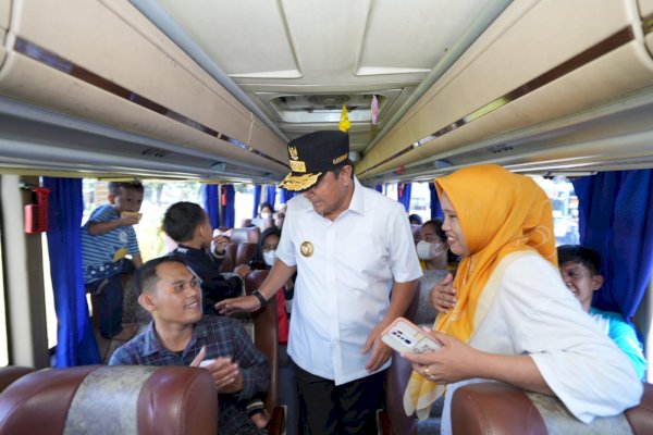 Penjabat Gubernur Sulsel Lepas 500 Peserta Mudik Gratis, Beri Bantuan Paket Sembako