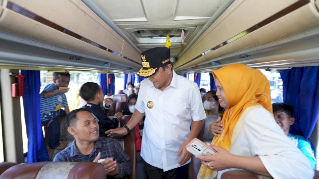 Pj Gubernur Sulsel, Bahtiar Baharuddin Menyapa Pemudik yang Difasilitasi Pemprov Sulsel.