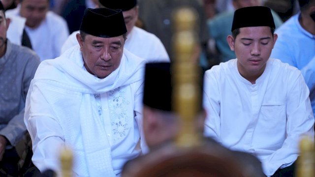 Pj Gubernur Sulsel, Bahtiar Baharuddin Melaksanakan Shalat Ied di Masjid 99 Kubah Asmaul Husnah.