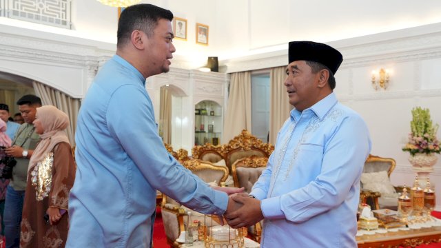Pj Gubernur Sulsel, Bahtiar Baharuddin (kanan) bersalaman dengan Bupati Gowa Adnan Purichta Ichsan (kiri)