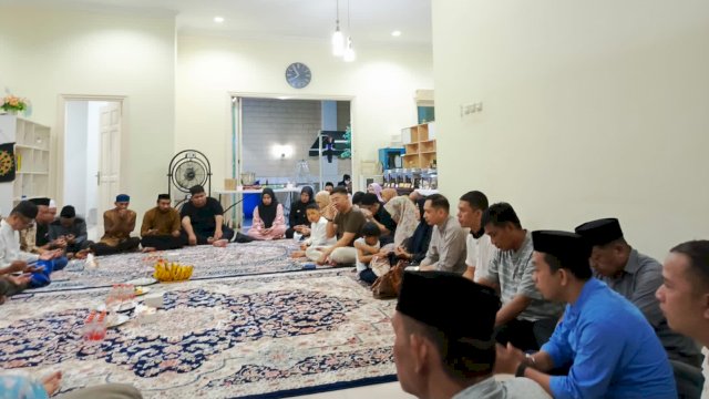 Suasan Pengajian yang di gelar Anggota DPRD Sulsel, Rezki Mulfiati Lutfi di rumahnya.