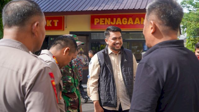 Politisi Partai Golkar, Zulham Arief (tengah)
