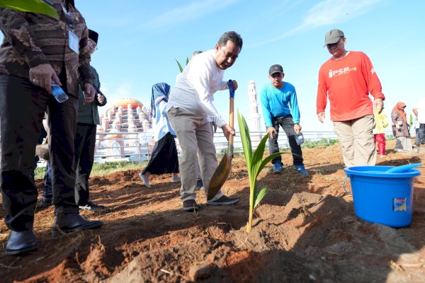 Pj Gubernur Bahtiar Tanam Pohon Kelapa Genjah-Dalam Komoditas Unggulan Sulsel dari Selayar