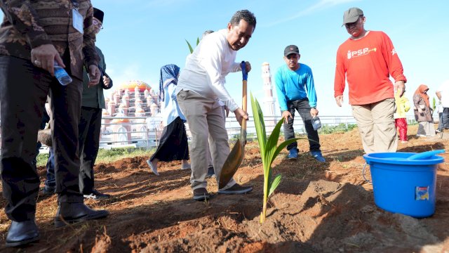 Pj Gubernur Sulsel Bahtiar Baharuddin Tanam Pohon Kelapa di Taman Religi CPI.