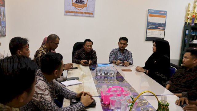 Plt Kepala DKP Makassar, Alamsyah Sahabuddin (tengah) bersama Camat Ujung Pandang Syahrial Syamsuri