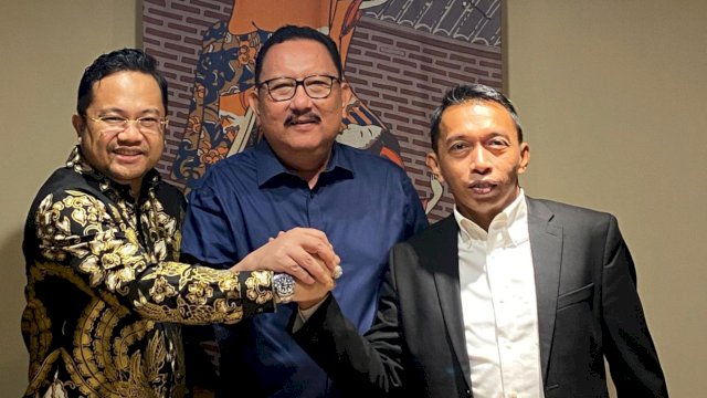 Sekretaris Gerindra Sulsel Darmasyah Muin (kiri) Ketua Demokrat Sulsel Ni'matullah (tengah) dan Sekretaris NasDem Sulsel Syaharuddin Alrif (kanan).