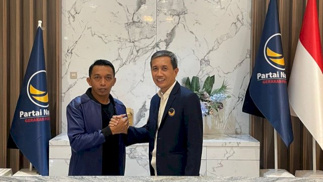 Sekretaris DPW NasDem Sulsel Syaharuddin Alrif (kiri) Salam Komando dengan Ketua DPD NasDem Bulukumba Arum Spink (kanan).