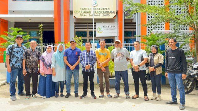 Plt Kepala DKP Makassar Alamsyah Sahabuddin (tengah)