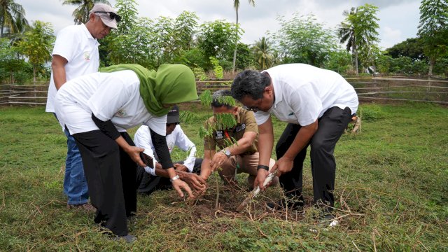 Penjabat Gubernur Sulsel, Bahtiar Baharuddin (kanan) Menanam Pohon di momentum Hari Bumi.