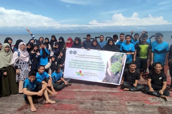 Tingkatkan Literasi Kelautan, Siswa SMA Muhammadiyah 1 Makassar Tanam Seratus Bibit Mangrove