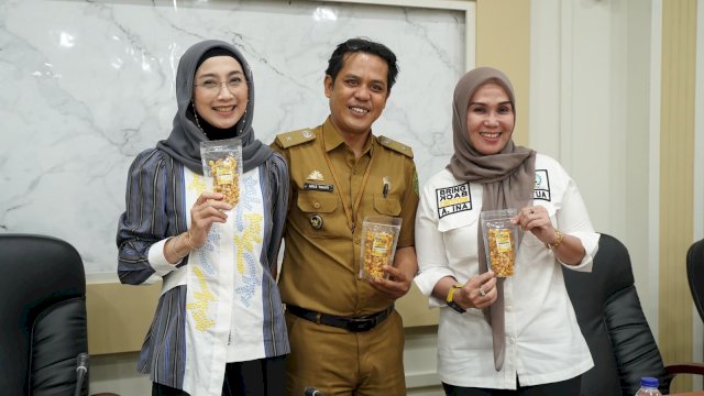 Anggota DPR RI Desy Ratnasari (kiri) bersama Ketua DPRD Sulsel Andi Ina Kartika Sari (kanan) menunjukkan produk UMKM Lokal Barru