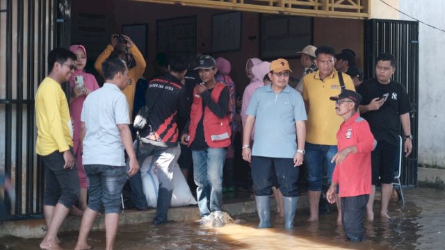 Anggota DPR RI, Muhammad Fauzi Meninjau Titik Banjir di Luwu Utara.