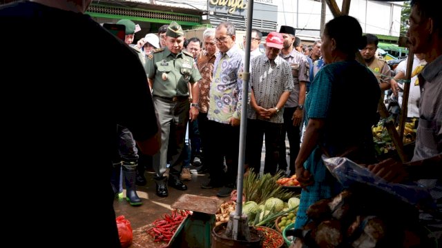 Danny dan Pj Gubernur Tinjau Pasar Terong.(F-Humas)