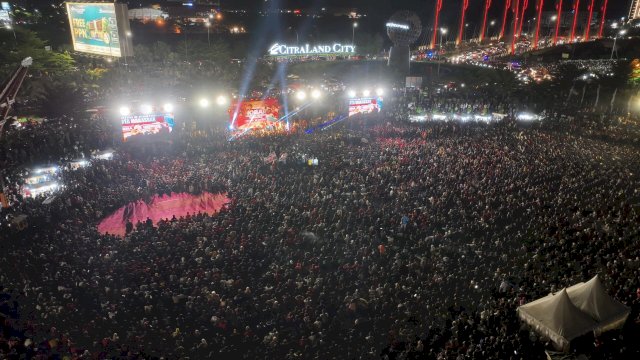Warga Makassar Tumpah Ruah di Tugu MNEK CPI.