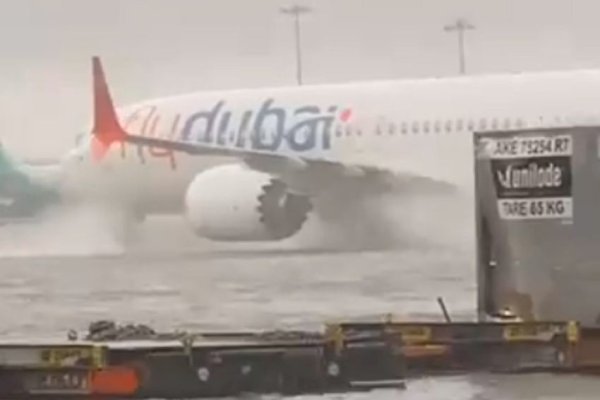 Bandara Dubai Banjir, Penerbangan Kacau-Penumpang Tersiksa