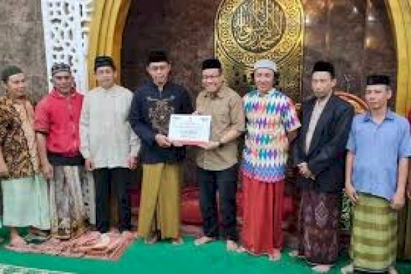 Safari Ramadan, Sekwan DPRD Makassar Serahkan Dana Hibah Pemkot di Masjid Jannatul Firdaus
