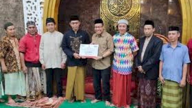 Safari Ramadan, Sekwan DPRD Makassar Serahkan Dana Hibah Pemkot di Masjid Jannatul Firdaus