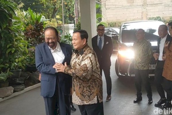 Rombongan NasDem Tiba di Kertanegara, Surya Paloh Langsung Dirangkul Prabowo Subianto