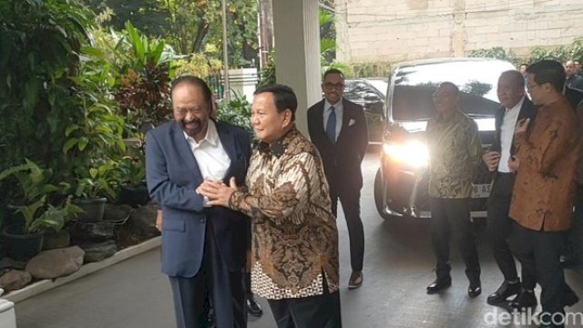 Surya Paloh Dirangkul Prabowo Subianto.(F-INT)