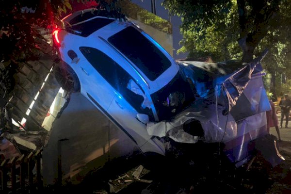 Mobil Porsche Tabrak Avanza, Terbang hingga Mendarat di Dinding Kantor Samapta Polrestabes Medan