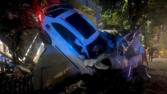Mobil Porsche Mendarat di Dinding Kantor Samapta Polrestabes Medan.(F-INT)