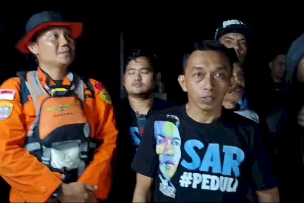 Hingga Larut Malam, Syaharuddin Alrif Masih Berada di Lokasi Banjir Semangati dan Bantu Warga di Evakuasi