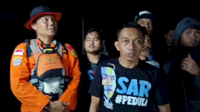 Hingga Larut Malam, Syaharuddin Alrif Masih Berada di Lokasi Banjir Semangati dan Bantu Warga di Evakuasi