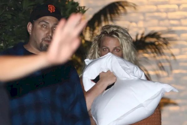 Bikin Khawatir, Ribut dengan Pasangan di Hotel, Britney Spears Dievakuasi Ambulans