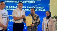 Launching Layanan Elektronik, Pj Bupati Bantaeng Terima Sertipikat Elektronik oleh Menteri ATR
