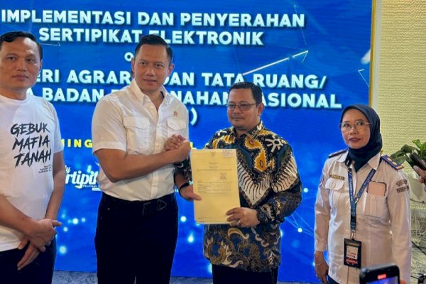 Launching Layanan Elektronik, Pj Bupati Bantaeng Terima Sertipikat Elektronik oleh Menteri ATR